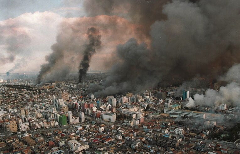 阪神・淡路大震災直後の神戸市内の様子　©︎JIJI PRESS