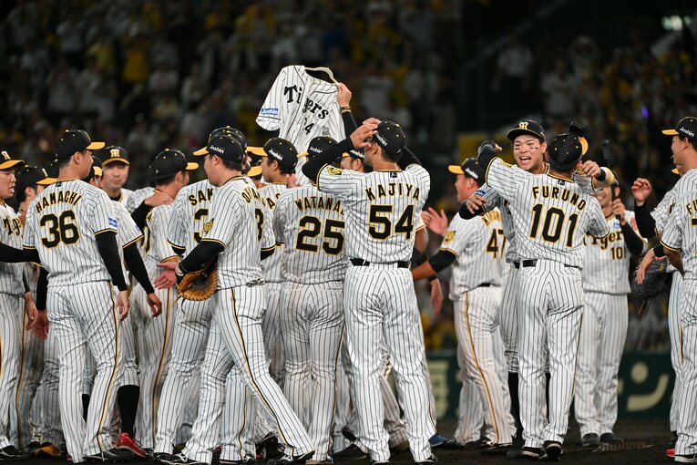 横田のユニフォームが掲げられる（優勝決定の瞬間6/14）　©Hideki Sugiyama