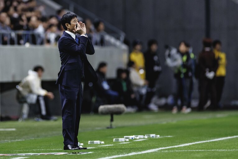 ピッチサイドから指示を送る森保一監督　©Kiichi Matsumoto