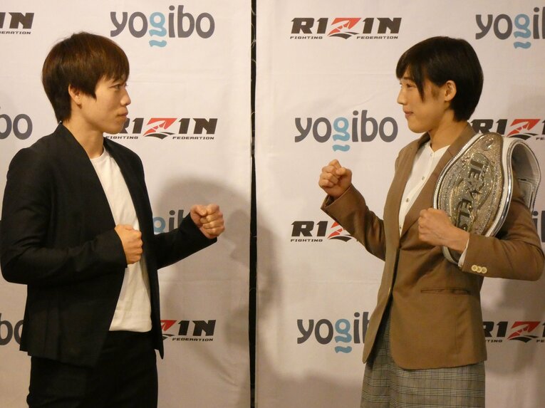 対戦相手の“超新星”伊澤星花とのフェイスオフ　©Koji Fuse