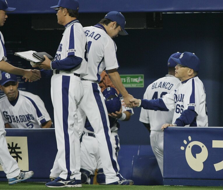 2011年の落合監督と浅尾　©JIJI PRESS