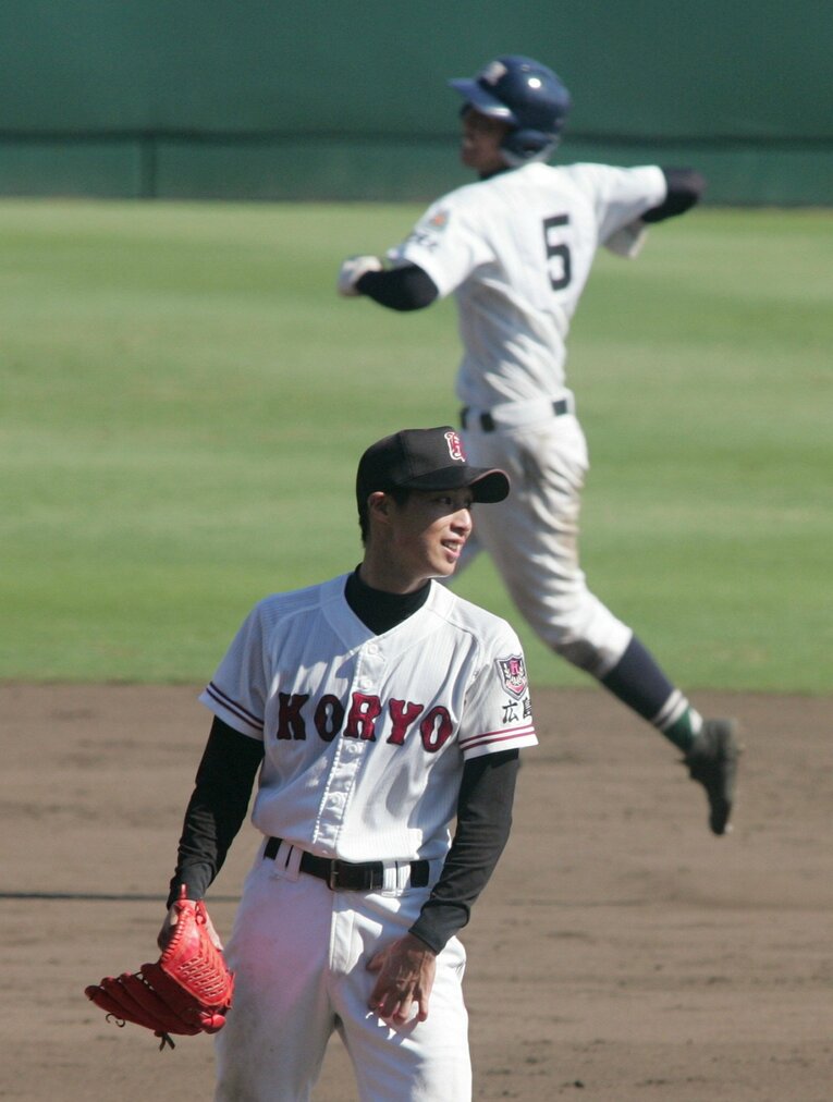 まさかの被弾に野村祐輔は思わず笑みを浮かべていた（3枚目／全4枚）　©JIJI PRESS