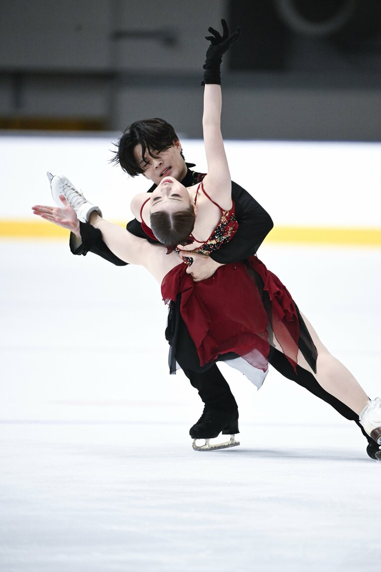 初の国際大会出場となった「木下グループ杯」で演技を行う紀平梨花・西山真瑚　©Asami Enomoto【スワイプするとそのほかの写真もご覧になれます】