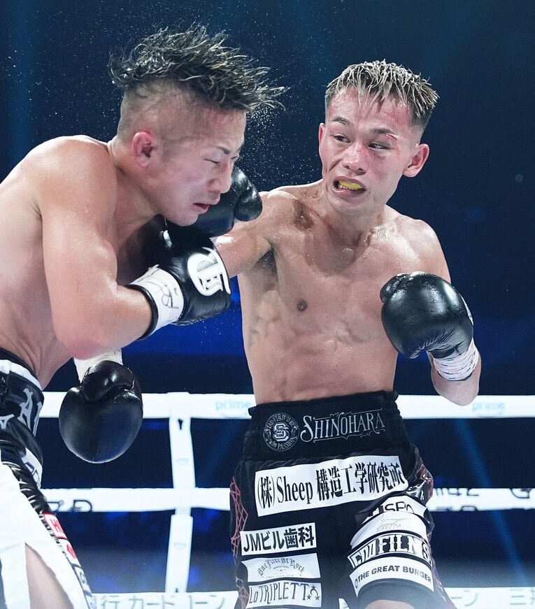 堤聖也の右が井上拓真の顔面をとらえた瞬間　©Naoki Fukuda