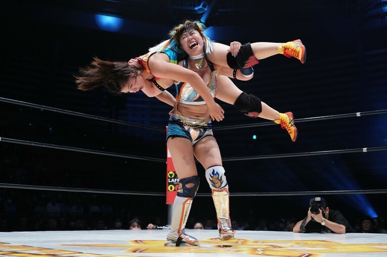 飛行機投げの体勢からミラマーレショックにいくMIRAI　©Essei Hara