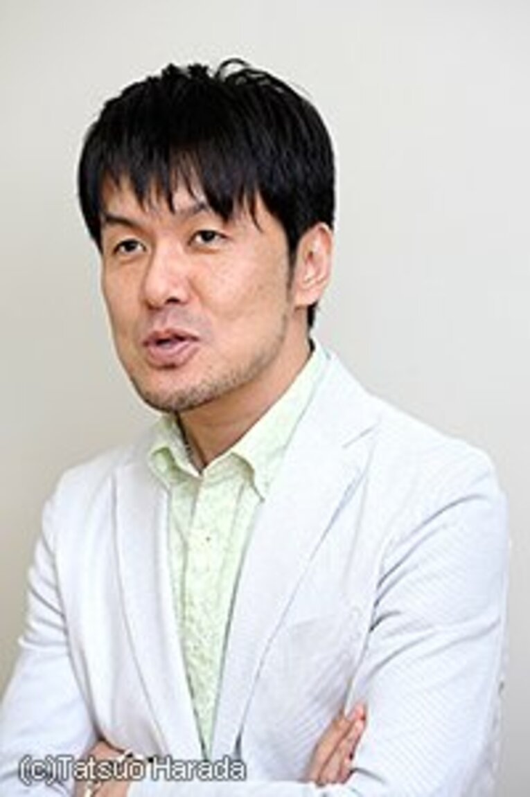 1972年9月1日、東京都生まれ。芸能界屈指のサッカー通で、浦和レッズサポーターとしても知られる。サッカー界にも交友関係は広く、10年に開催された名波浩引退試合にも出場した経験を持つ。三男一女の父親。