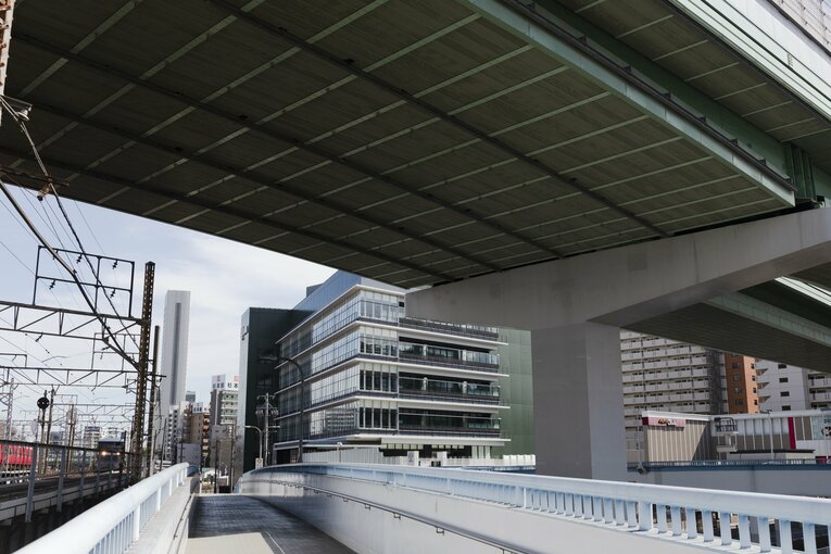 奥に見えるガラス張りの建物がウインズ名古屋。駅から徒歩約5分