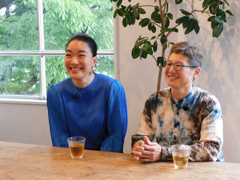 二人の歩みとこれからの夢について話す二人　©︎Haruka Sato
