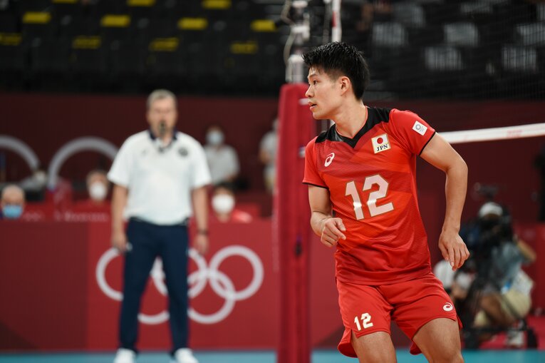 ゲームメイクだけでなく、効果的なサーブも目立ったセッター関田誠大　©︎Itaru Chiba