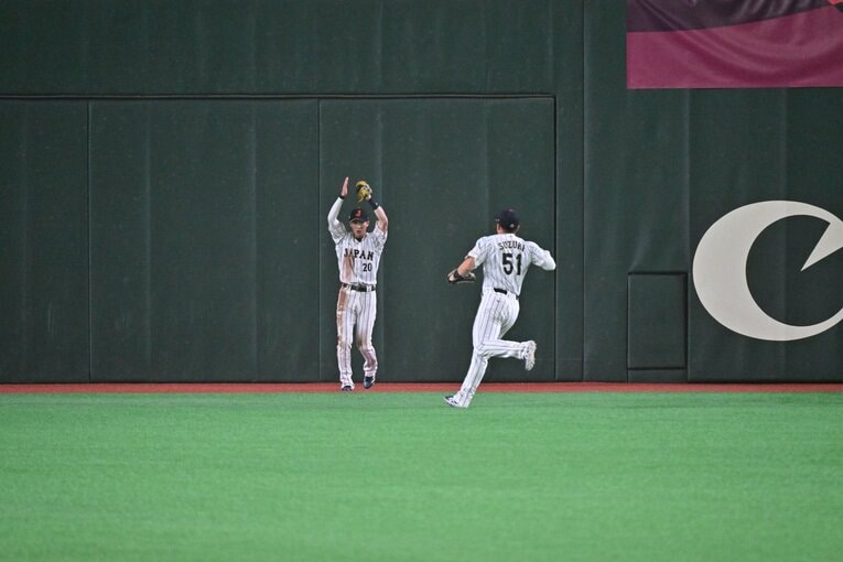 連続写真で見る周東佑京のスーパーキャッチ！　©Hideki Sugiyama