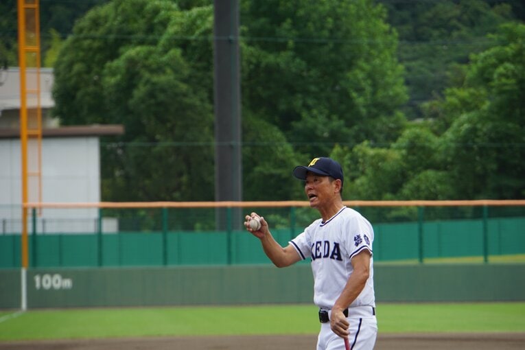 現在の池田野球部を率いる井上力監督 ©NumberWeb