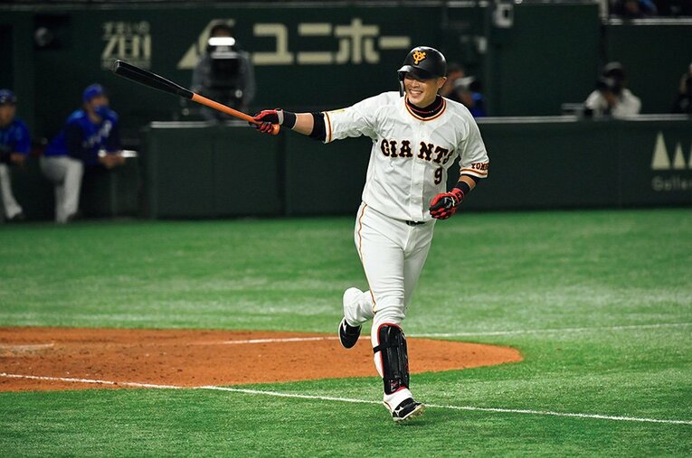 今季初打席は、プロ野球史上初の開幕戦代打サヨナラ弾。亀井の一振りがチームを救った ／ photograph by Hideki Sugiyama