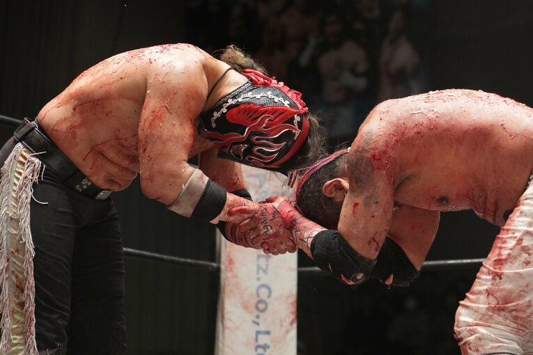 試合後、深々と礼をするエル・デスペラードと葛西純　©Masashi Hara