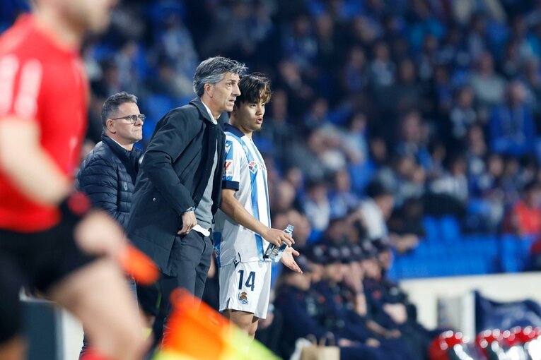 イマノル監督から指示を受けてピッチへ