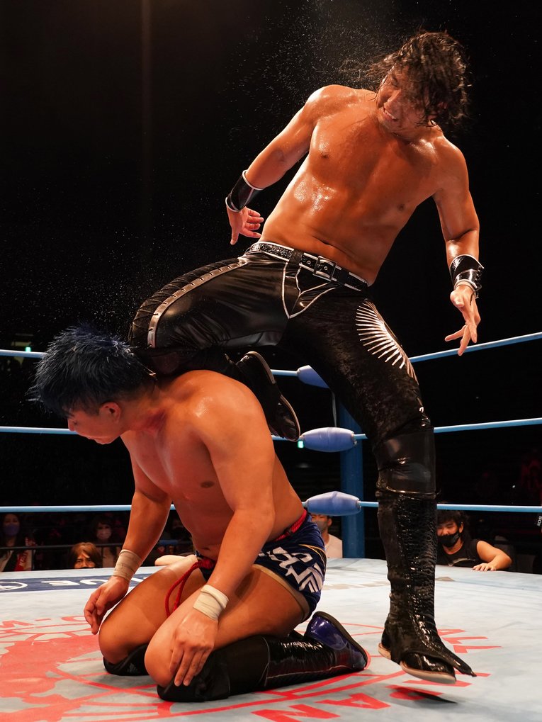 青柳にヒザ蹴りを浴びせる