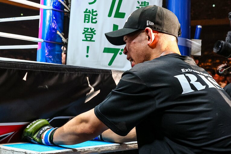 引退する金原のメッセージにリングサイドで涙を流すYA-MAN　©RIZIN FF Susumu Nagao
