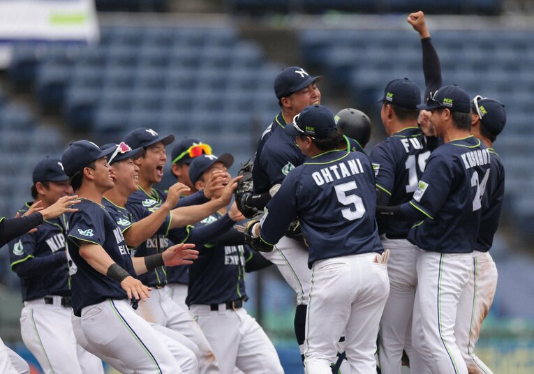 6月の南関東第1代表決定戦を制し、マウンドに駆け寄る日本通運の選手たち　©Mainichi Newspapers
