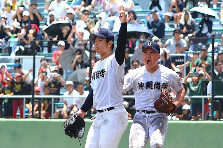 沖縄県大会の準決勝と決勝に登板し、2年連続の甲子園を決めた沖縄尚学・末吉良丞。復活のウラには比嘉公也監督の深謀遠慮があった ／ photograph by Takarin Matsunaga