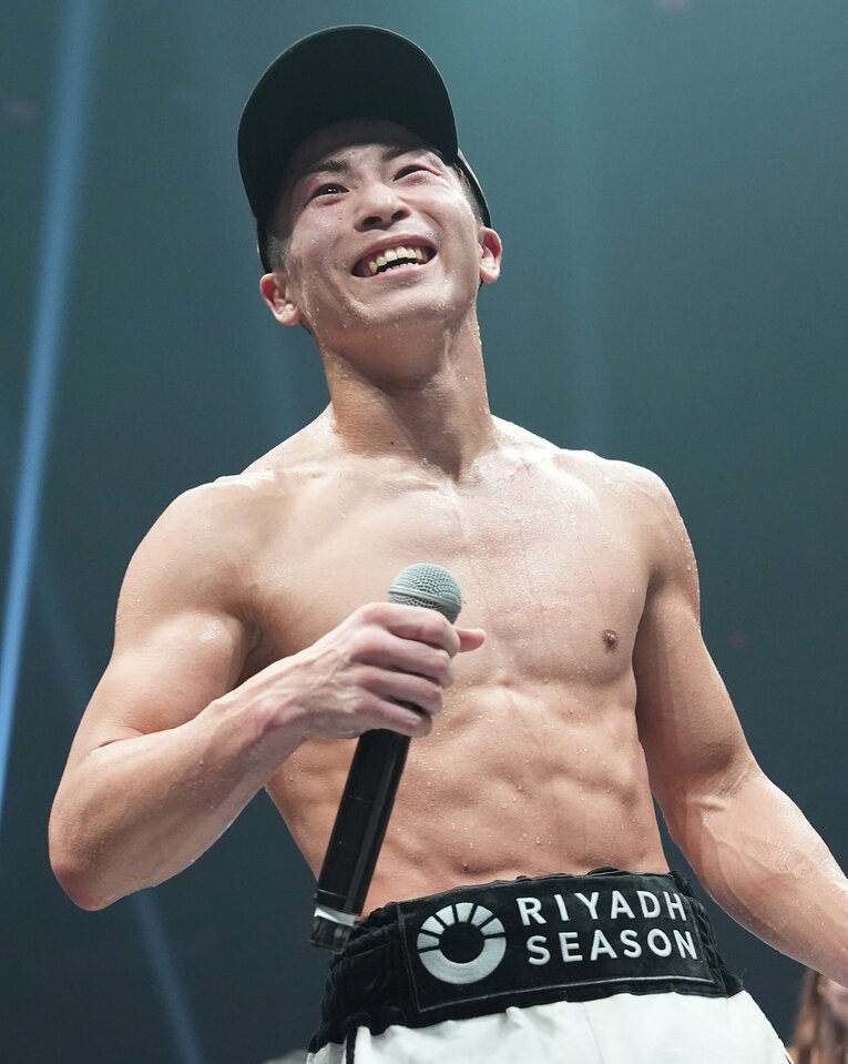 笑顔でマイクを握る井上尚弥。リング上から「中谷くーん！」と呼びかけた　©Naoki Fukuda