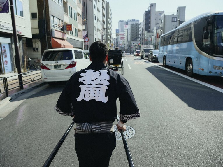 【人力車でバーチャル浅草さんぽ】元ラグビー日本代表…ムキムキの児玉健太郎さんが引く人力車で浅草を回った気になれる！　人力車夫のお仕事風景を見る　©︎Yuki Suenaga