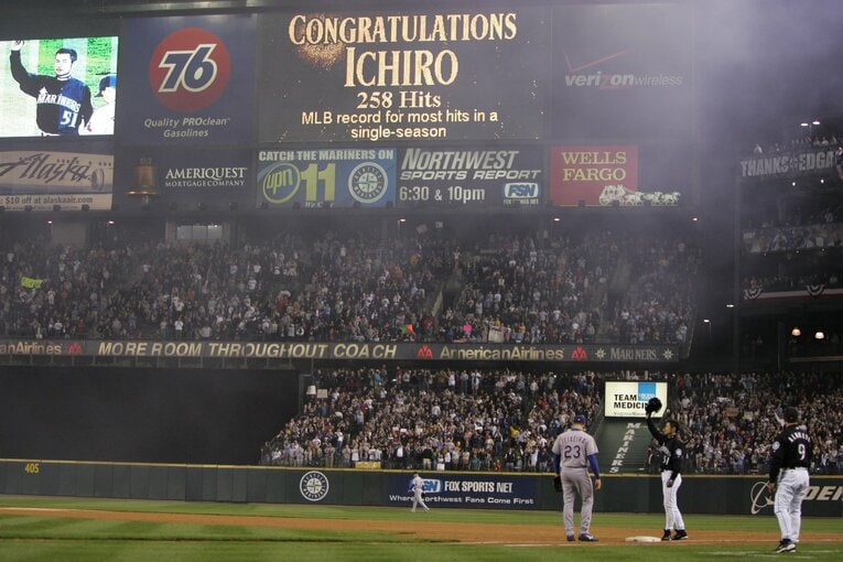 メジャー最多安打記録258本目を放ち、観客に応えるイチロー（2004年）©︎Naoya Sanuki