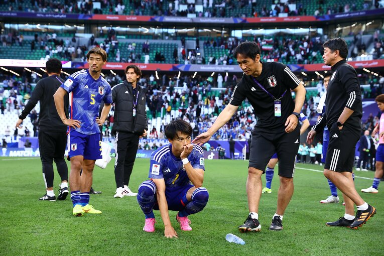 イランに敗れたあと、ピッチに座り込んだ　©AFLO