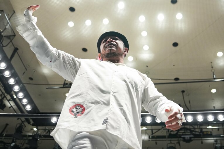 ファンの声援に応える“デスマッチのカリスマ”葛西純　©Masashi Hara