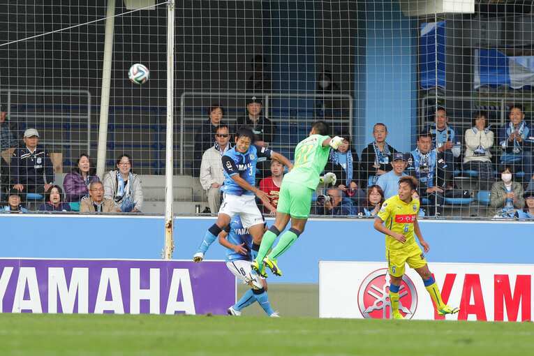 GK山岸のヘディングシュート。この一撃で“山の神”との異名もついた　©AFLO