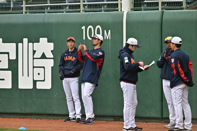 戸郷とダルビッシュ　©︎HIdeki Sugiyama