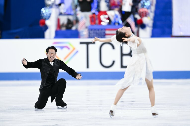 村元がオマージュした高橋の演技（スクロールすると16年前の演技写真の続きもご覧になれます）　©Asami Enomoto