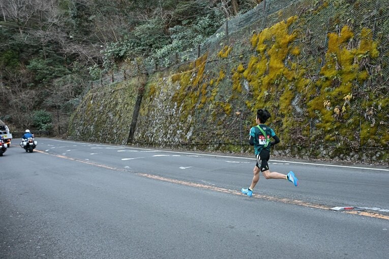 初の山下りにもかかわらず軽快なピッチを刻んだ石川　©︎Nanae Suzuki