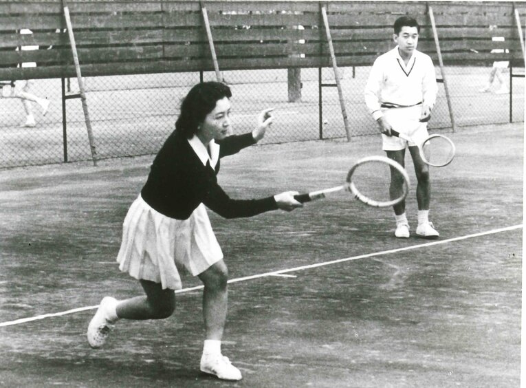 ダブルスを楽しむ上皇上皇后両陛下（1958年ごろ撮影）　©BUNGEISHUNJU