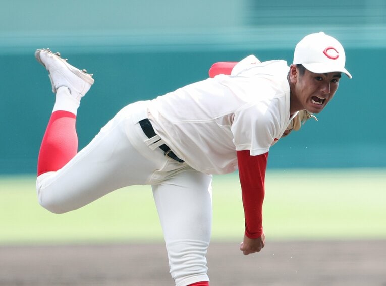 2022年、甲子園で投球する武元　©JIJI PRESS