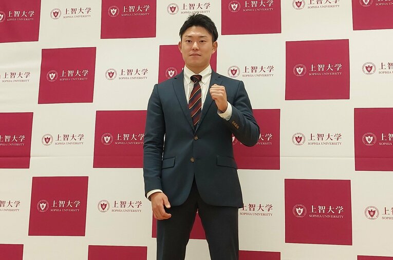 ボードの前でポーズをとる正木。最速153キロを誇る剛腕だが…？　©NumberWeb