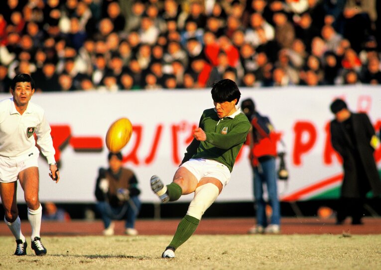 1986年の全国大学ラグビー選手権決勝の早稲田大戦で2PG1Gを決め、安定したキック力を見せた黒沢誠　©BUNGEISHUNJU