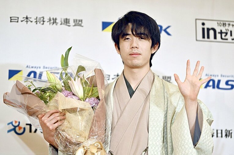 19歳にして史上最年少の五冠を獲得した藤井聡太竜王 ／ photograph by Kyodo News