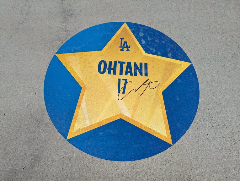 【ドジャース現地観戦写真】球場内にはこんなレリーフも　©Aki