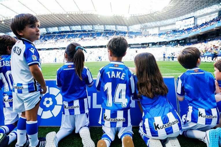 「クボはノルマル（普通）よ」辛口おばあちゃんにバルで遭遇も…カメラマンが撮った久保建英21歳の“軽快ドリブル＋母・祖母のような愛”(4)