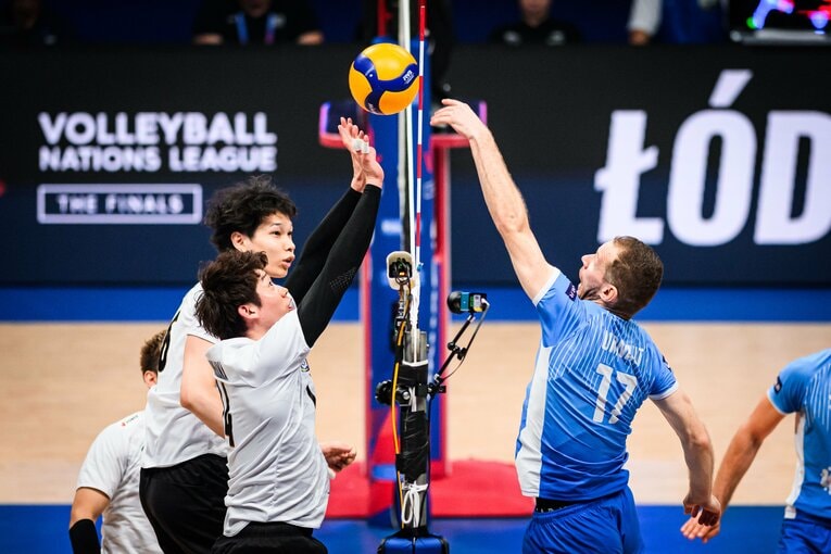 石川祐希、山内晶大（VNL準決勝スロベニア戦）©︎Volleyball World