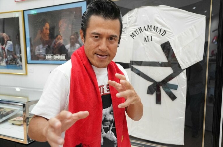 京王百貨店新宿店で8月15日まで開催中の「燃える闘魂・アントニオ猪木展」にて。モノマネ芸人のアントニオ小猪木が、猪木の魅力を熱く語った ／ photograph by Essei Hara