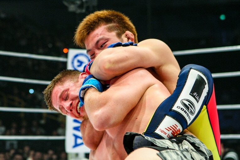 2009年3月8日、デイビッド・ガードナーをチョークで絞め上げる青木真也　©Susumu Nagao