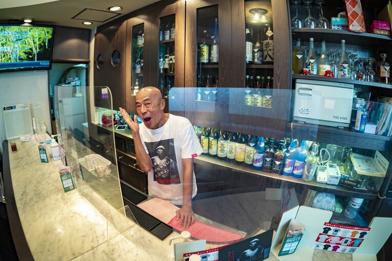 カウンターに立つ井手らっきょさん　©Takuya Sugiyama