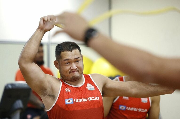 スクラムはもちろん、迫力あるボールキャリーや守備での貢献も光るプロップ垣永真之介（31歳）。W杯デビューに向けて虎視眈々と準備に努める ／ photograph by KYODO