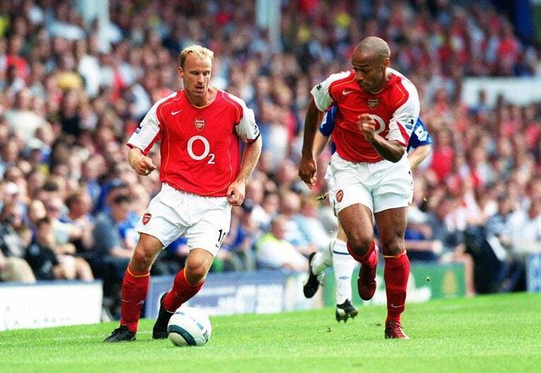 ベルカンプ（左）とアンリのコンビは相手チームの脅威だった　©Getty Images