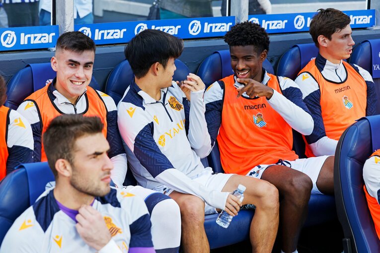 ベンチ内では仲間と談笑する場面も　©Daisuke Nakashima