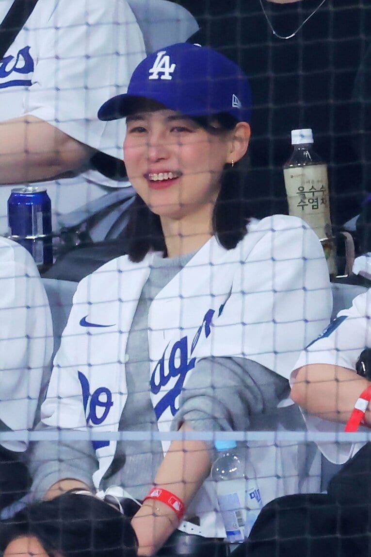 開幕戦をスタンドから声援を送る真美子さん（2024年）©︎Naoki Nishimura/AFLO SPORT