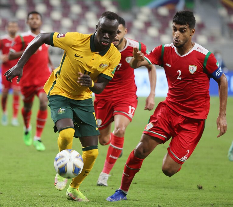 8日のオマーン戦で先制ゴールをあげたアワー・メイビル（左）。デンマークの強豪FCミッティランに所属し、昨季はチャンピオンズリーグ本戦にも出場した　©Getty Images