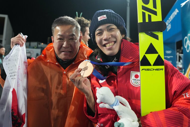 父・学さんと喜びを分かち合う二階堂　©Tsutomu Kishimoto/JMPA