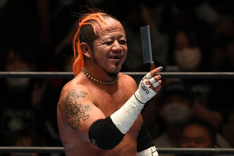 カミソリを手にニヤリと微笑む葛西純