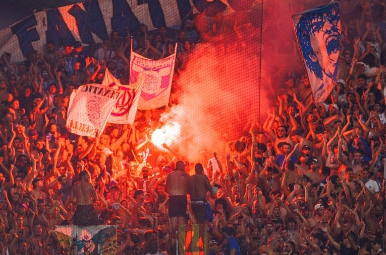 筆者が前回スタジアム（スタッド・ド・マルセイユ）を訪れたのは10月5日。サッカーEL、マルセイユ対ブライトン。興奮して発煙筒をたくサポーターも　©Kiichi Matsumoto